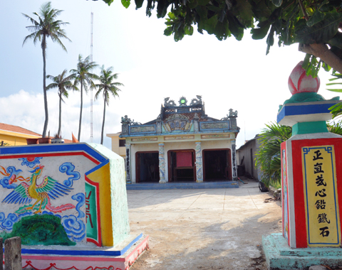 Lăng Đông Hải, một trong những di tích lịch sử văn hóa ở đảo Lý Sơn còn lưu giữ nhiều bộ xương cá Voi hơn 100 năm tuổi. Ảnh: Trí Tín.