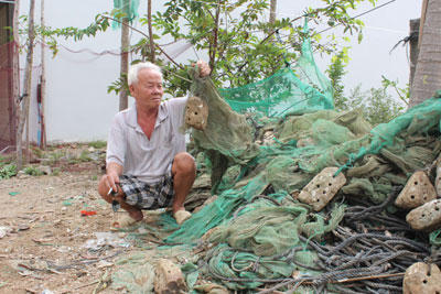 Đống lưới giũ hàng trăm triệu đồng của ông Trần Văn Mười đang nằm phơi nắng, dầm mưa ngoài đường.