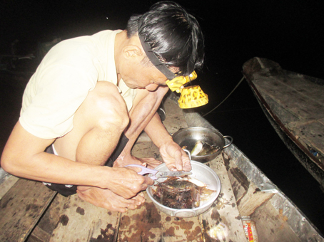Ngư dân Mai Trúc Kha làm cá, tôm đãi khách giữa mênh mông sông nước.