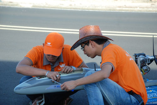 Kiểm tra, lắp ráp các thiết bị ghi hình vào máy bay