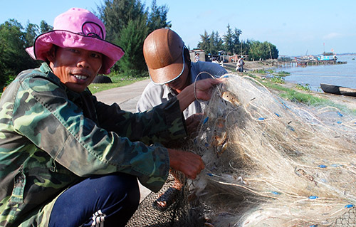 Chuẩn bị ngư cụ để đánh bắt ghẹ.