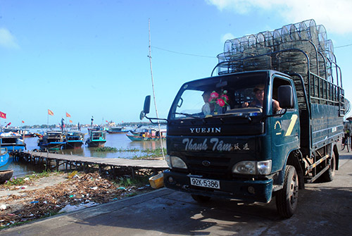 Nắm bắt được nhu cầu của ngư dân, thương lái đã cung cấp lưới ghẹ đến tận nơi