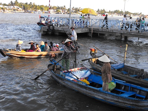 mưu sinh trên sông nước