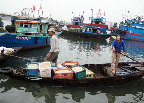 Cùng chồng mưu sinh.