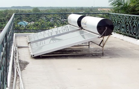 Máy nước nóng sử dụng năng lượng mặt trời trên sân thượng.