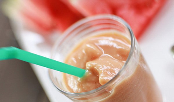 Thức ăn mềm như chuối, dưa hấu, pho mai, khoai tây nghiền, mì sợi, bún phở, sữa, bột ngũ cốc... giúp dễ ăn, dễ nuốt, dễ tiêu hóa.