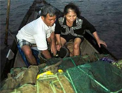 Ông Dê cùng vợ lượm lặt những sản phẩm thu hoạch ít ỏi từ mẻ lừ.