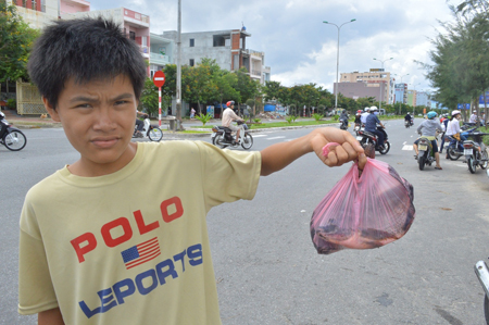  Ngư phủ "nghiệp dư" khoe chiến lợi phẩm.
