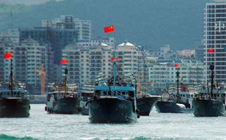 Hạm đội ngư thuyền của Trung Quốc tiến đến Trường Sa của Việt Nam hồi năm ngoái.
