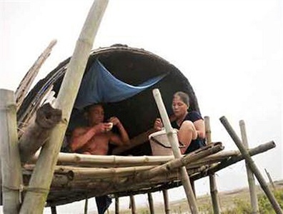 Sau khi thả xong lừ, 2 vợ chồng ông lại chèo chống đưa đồ về tổ ấm thứ hai là căn chòi nhỏ trên hồ nuôi cá của gia đình ông bà.