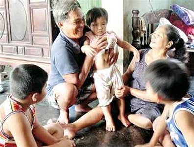 Không 1 lần nhìn thấy mặt những đứa cháu của mình nhưng niềm vui với ông Dê là sau những lúc làm việc mệt mỏi trở về ngôi nhà nhỏ của mình, được nghe tiếng cười của đàn cháu nhỏ.