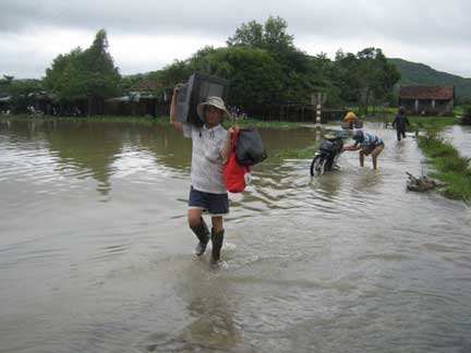 người dân chạy lũ