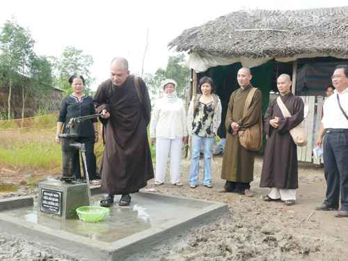 Các nhà hảo tâm hỗ trợ người dân vùng nông thôn Cà Mau khoan giếng nước - Ảnh: Chí Tín