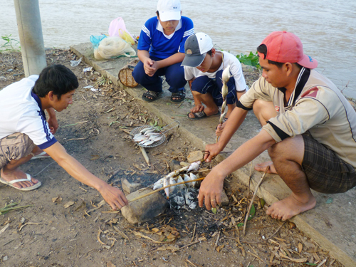 Thưởng thức cá nướng ngay giữa cánh đồng ngập nước mênh mông là thú vui không phải ai cũng có 