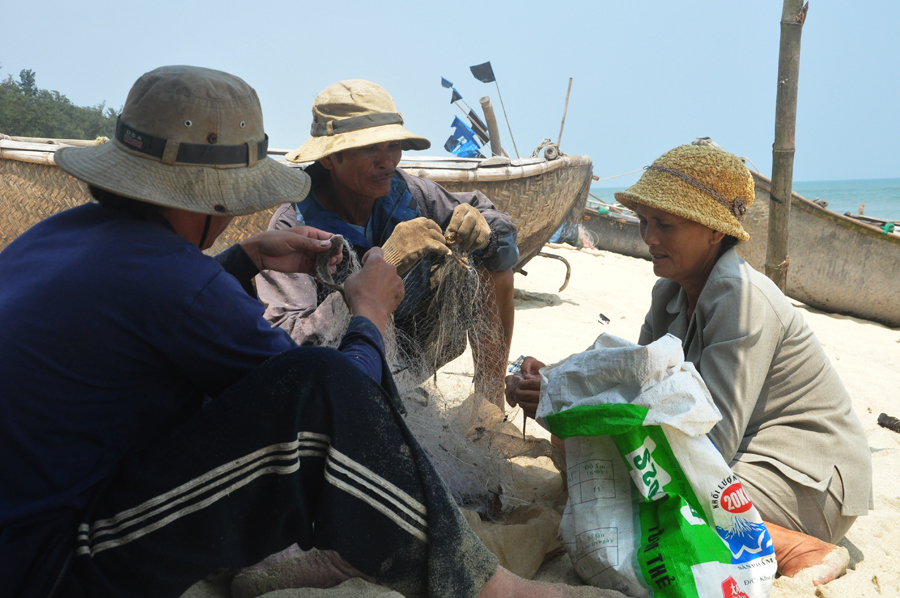 Mọi năm thu nhập từ nghề cào ốc gạo khá cao, nhưng năm nay ngư dân đành chuyển sang nghề lưới.