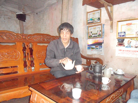 Ông Thành rót nước mời khách.