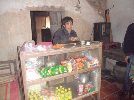 Trở thành “rái cá” dù không đôi mắt  Là con thứ tư trong một gia đình nghèo khó, có tới 8 anh chị em, cậu bé Vũ Xuân Thành đã kém may mắn hơn những người anh em của mình: Thành đã bị mù bẩm sinh. Mặc dù gia đình cũng cố gắng chạy chữa, nhưng không đem lại kết quả gì. Cậu bé Thành đành ngậm ngùi mang kiếp mù lòa. Nhưng bù lại Thành rất ngoan, từ lúc nhỏ Thành không bao giờ quấy khóc, có khi mấy anh chị em bỏ bẵng cả buổi không trông nom Thành cũng chỉ ngồi một chỗ mà chơi. Và từ nhỏ Thành đã nổi tiếng với những biệt tài và người ta gọi cậu với cái tên là “Thành ba mắt”.  Gia đình khó khăn, mỗi người một việc nên Thành phải tự lập rất sớm. Từ lúc lên 7 tuổi Thành đã tự lập được như tự ăn cơm, tắm rửa, giặt quần áo, trông được cả em cho bố mẹ. Trong tâm trí non nớt của cậu bé Thành có một suy nghĩ cực kỳ lớn: “Cần phải tự lập để không phải nhờ anh chị, bố mẹ những việc thường ngày”. Vì thế mà Thành quyết tâm làm cho bằng được những việc cần thiết hằng ngày.  Lên 8 tuổi thì Thành đã biết đi chăn trâu, cắt cỏ, những việc đó với những đứa trẻ bình thường bằng tuổi Thành thì nhiều đứa còn chưa làm được, nhưng với Thành thì cậu làm cực tốt. Thành chăn trâu rất khéo, trâu không ăn lúa bao giờ, người ta bảo cậu như có phép thần biết bảo trâu, con trâu chẳng bao giờ rời xa cậu, cũng chẳng bao giờ ăn một cọng lúa của người ta. Thành cắt cỏ cực giỏi, cậu khéo lựa chọn những loại cỏ mà trâu ăn, hôm nào về trâu cũng no, lại còn một bao cỏ trên lưng mang về. Hàng xóm thấy vậy thì lấy Thành làm gương cho những đứa trẻ trong xóm để mà dạy bảo.  Ngoài ra, Thành có một biệt tài là bắt cua cá cực kỳ giỏi. Những người tinh mắt muốn bắt cua cá còn khó, nên chẳng ai nghĩ là một cậu bé mù có thể bắt được cua cá. Những lúc chăn trâu, Thành đeo cái giỏ bên mình vừa dắt trâu vừa móc cua, khi nào trâu no thì giỏ cua bên mình cũng đầy ắp. Cua thì bắt dễ, nhưng với cá ngay cả những người tinh mắt bắt còn khó chứ đừng nói đến những người bị mù. Vậy mà Thành bắt cá giỏi hơn cả lũ bạn cùng xóm. Mỗi lần chúng hò nhau be bờ, tát nước để bắt cá thì Thành lúc nào cũng là đứa bắt được nhiều hơn cả. Cậu chỉ cần nghe tiếng cá quẫy là có thể biết cá to - bé, hướng chạy của cá. Ngay cả những người lớn khi bắt cá cùng cậu cũng phải thán phục tài bắt cá của cậu, chẳng ai theo kịp được…  Biệt tài phân biệt tiền như người bình thường  Quyết không đầu hàng số phận, Thành tìm mọi cách để vươn lên sống bằng chính đôi bàn tay và những giọt mồ hôi của mình. Nhà quá khó khăn, khi lớn cậu quyết chí rời nhà để đi tìm cách kiếm tiền.  Thành gia nhập nhóm hát rong trên các chuyến tàu để xin tiền từ những người hảo tâm. Những năm thập niên 1980, những ai đi chuyến tàu Lạng Sơn - Hà Nội đều quen với hình ảnh một người thanh niên mù hát rong với đàn bầu hay một chiếc đàn nhị. Một thân một mình kiếm sống ngoài xã hội với đôi mắt không ánh sáng, nhưng trời bù lại cho Thành là cậu có biệt tài phân biệt tiền cực giỏi. Cậu sờ vào tờ tiền là biết tiền mới, tiền cũ và quan trọng hơn là cậu biết mệnh giá của tờ tiền.  Sống lang thang, thấy Thành mù lòa nhiều kẻ đã lừa cậu, nhưng đều không được. Đi xin về được một ít tiền bị kẻ ngủ cạnh đánh tráo hết những đồng tiền mệnh giá lớn, thay vào đó là những đồng tiền mệnh giá nhỏ, nhưng khi Thành sờ vào lập tức biết là mình bị mất tiền. Kẻ đó bảo Thành đếm vẫn đủ bằng đó tờ, cậu nói “của tôi có 13 tờ tổng cộng 90 đồng tất cả (những năm 1980 tiêu tiền mệnh giá từ 2 đồng đến 100 đồng), nay bị tráo vẫn 13 tờ nhưng toàn tờ 2 đồng cả”. Kẻ ngủ cạnh Thành kinh ngạc trước biệt tài của cậu, biết chẳng thể lừa nên trả lại tiền cho cậu.