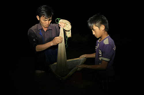 Mùa A Công học lớp 8 bán trú trường THCS Mù Cang Chải cũng ra sông giúp bố bắt cá. Lưới bắt cá thì khá đơn giản.