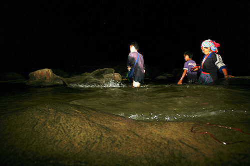  Thi thoảng mới có những hòn đá lớn và sắc lẹm, nhưng không cản trở được 3 người đi bắt cá.