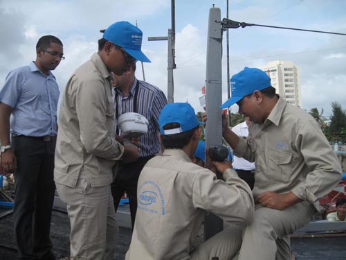 Các chuyên gia Pháp cùng nhân viên kỹ thuật của Vishipel lắp đặt thiết bị kết nối vệ tinh  trên tàu cá của ngư dân Lê Văn Giúp