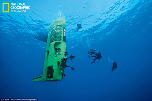 Tàu lặn Deepsea Challenger chuẩn bị bổ nhào xuống khu vực sâu nhất dưới đáy đại dương.