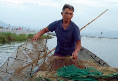 Lão ngư mù Nguyễn Dê thả lưới bắt tôm, cá trên phá Tam Giang - Cầu Hai.