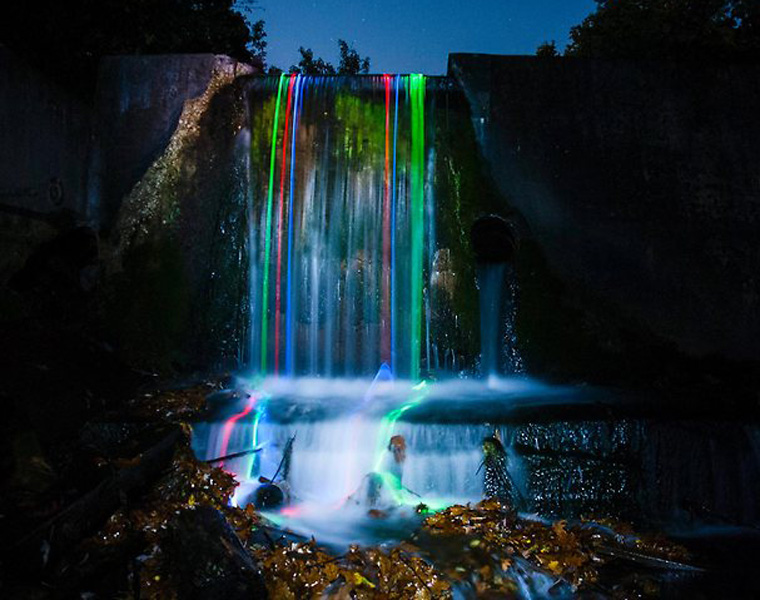 Những thác nước này bỗng trở nên đẹp huyền ảo, rực rỡ sắc màu giống như cầu vồng phát sáng trong màn đêm. từ đó tạo nên khung cảnh vô cùng lãng mạn và kỳ diệu như lạc vào chốn bồng lai tiên cảnh.