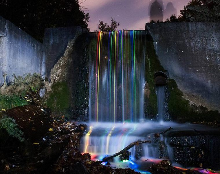 Ông Lenz và Abildgaard sử dụng những que phát sáng có màu sắc khác nhau tạo nên vẻ đẹp lộng lẫy, hấp dẫn cho thác nước.