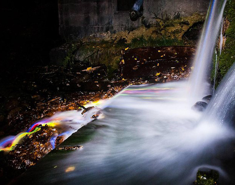 Thác nước bảy sắc cầu vồng trút nước từ trên cao xuống.