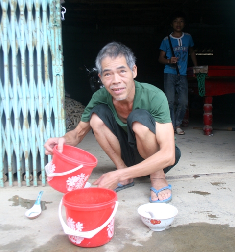 Ông Nghiêm là thương lái duy nhất ở huyện Trùng Khánh thu mua cá trầm.