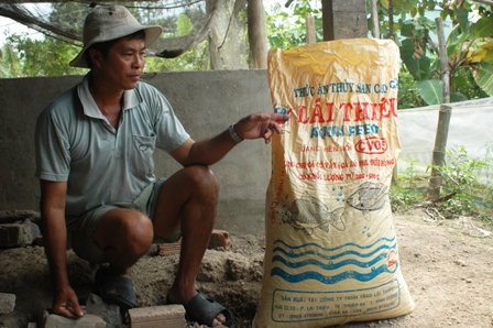 Bao thức ăn 25kg sau khi cho ếch ăn làm ếch nhảy rộ đàn chết hàng loạt (?)