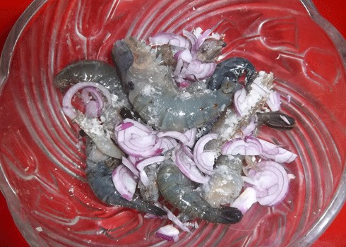 Tôm càng xanh làm sạch, bỏ đầu và ướp sơ với gia vị. Ảnh: P.T.