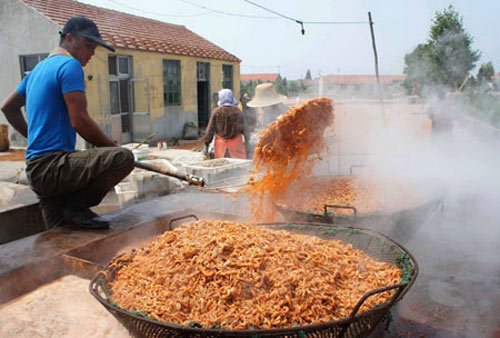 tom kho nhuom mau