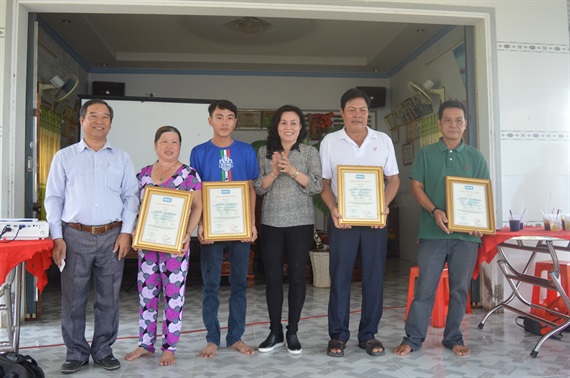 Các thành viên Tổ hợp tác nuôi tôm - lúa tại ấp Thái Hòa được trao chứng nhận VietGAP cho sản phẩm tôm sú