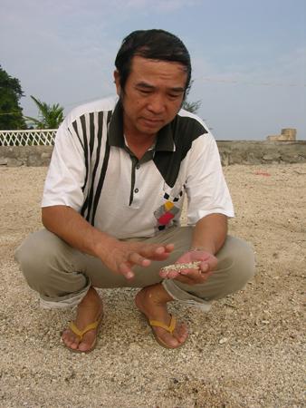 Anh Đỗ Tờ kiểm tra mặt bãi nuôi