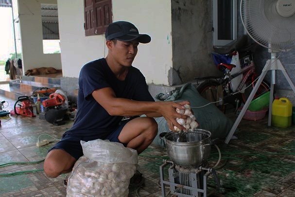 Cho tôm ăn tỏi, nông dân Nghệ An thu lãi nửa tỷ đồng mỗi vụ