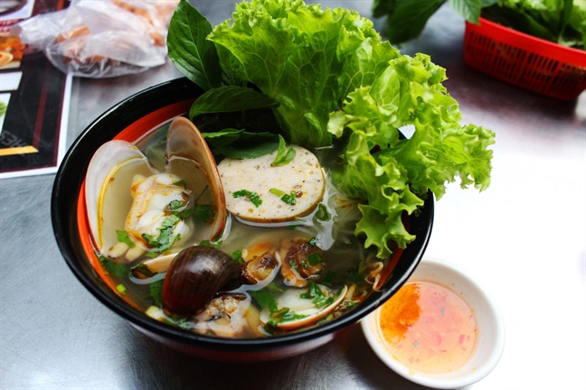 Bánh mì hến, hủ tiếu ốc - món ăn lạ khiến nhiều người mê ở Sài Gòn