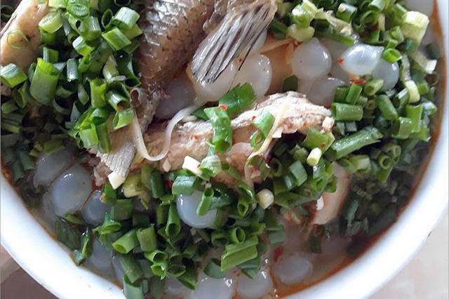 Lạ miệng với trứng mực um chua