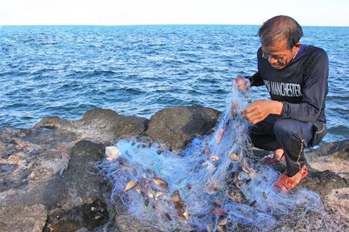 "Bí kíp" bắt cá bằng trái lồng mát