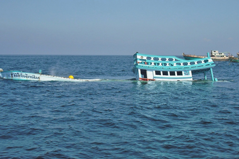 Thái Lan phá hủy tàu IUU