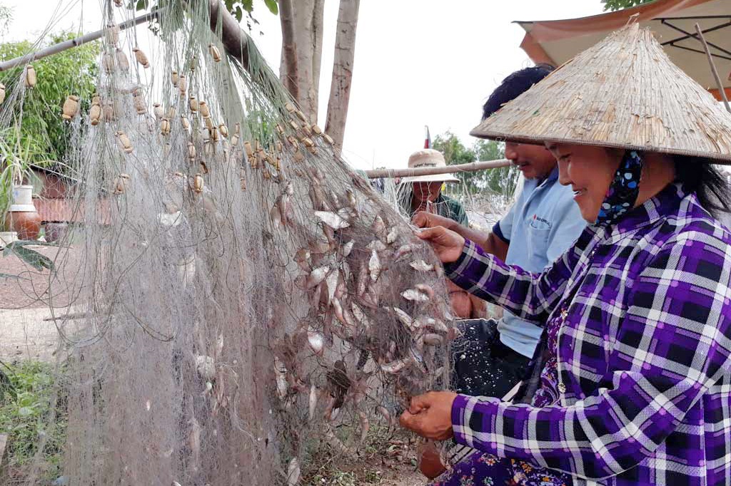 Khai thác nguồn lợi thủy sản cuối mùa lũ