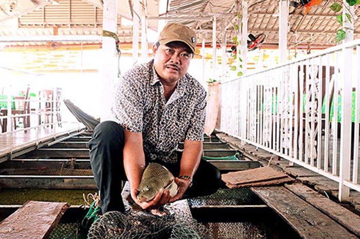 Người đầu tiên “hóa giòn” cá chép trên sông Đồng Nai