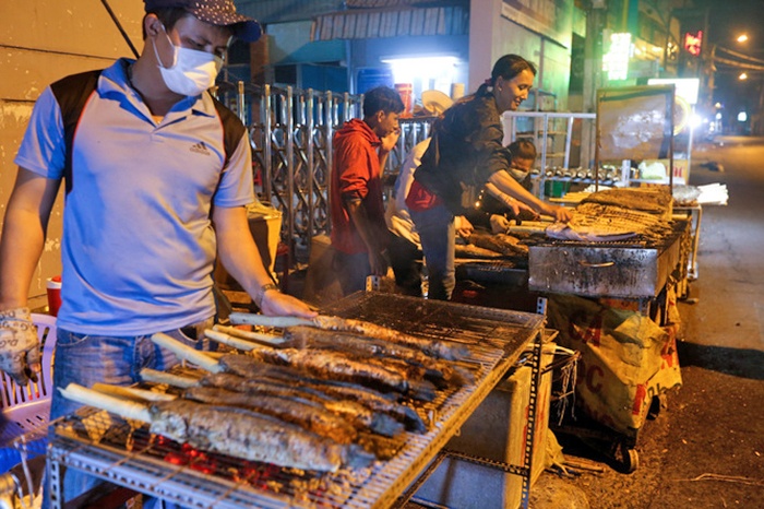 Trắng đêm nướng hàng tấn cá lóc cho ngày vía Thần tài ở Sài Gòn