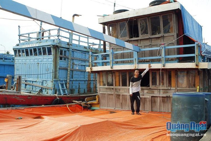Nhiều tàu cá bị bỏ rơi tại cảng