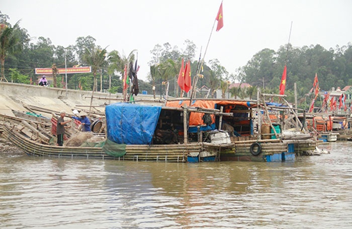 Tàu công suất nhỏ.