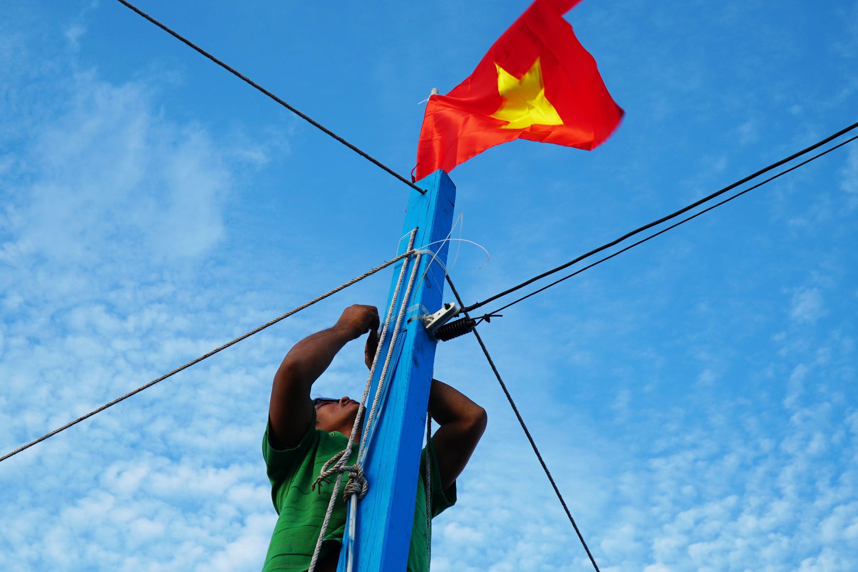 Quốc kỳ nước Việt Nam với ngũ sắc cờ vàng-đỏ được gắn liền với nền độc lập, tự do, hạnh phúc. Những bức hình và video khoe lá cờ đầy uy nghi trên bãi biển Việt Nam sẽ khiến cho bạn phấn khích và vô cùng tự hào là người Việt. Bạn hãy cùng tham gia khám phá và trải nghiệm những giá trị tuyệt vời mà Quốc kỳ đem lại.