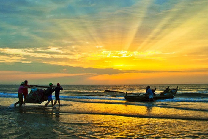 Bình minh trên biển.