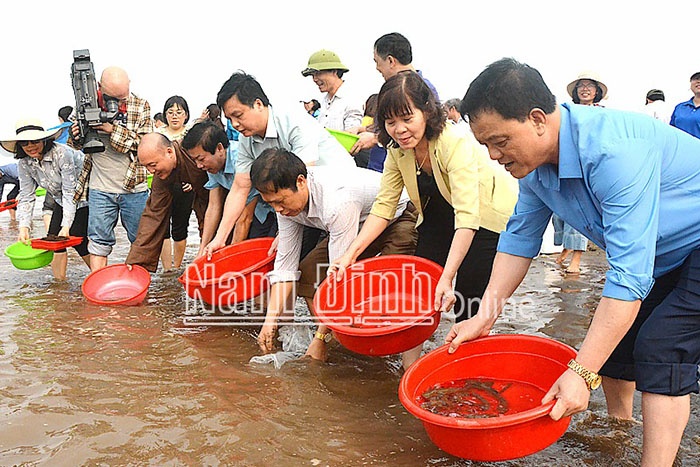 Lãnh đạo Sở NN và PTNT, Giáo hội Phật giáo tỉnh thả con giống thủy sản, góp phần tái tạo nguồn lợi thủy sản khu vực Vườn quốc gia Xuân Thủy.