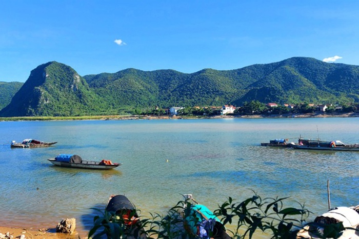 Nuôi cá lồng trên sông Gianh.