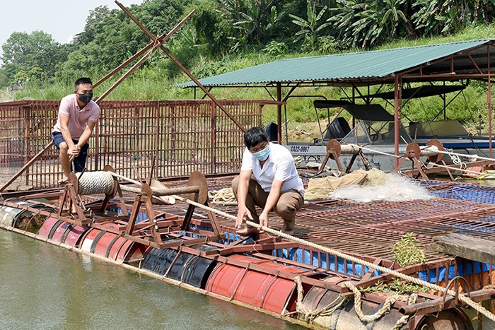 Nuôi cá lồng.